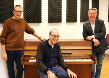 Klavierlehrer Jörg Nolte, Walter Angerer vom Klavierhaus Angerer und Musikschul-Direktor Nikolaus Netzer mit dem neuen Klavier. Foto: Musikschule Feldkirch