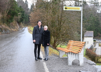 Bürgermeister Manfred Rädler und Ortsvorsteherin Silvia Fröhle präsentieren das neue Mitfahrbänkle, welches sich an der Neuen Freschnerstraße befindet. Foto: Stadt