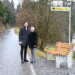 Bürgermeister Manfred Rädler und Ortsvorsteherin Silvia Fröhle präsentieren das neue Mitfahrbänkle, welches sich an der Neuen Freschnerstraße befindet. Foto: Stadt