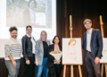 Präsentierten das neue „Kunstwerk für die Ewigkeit“: Barbara Flügel, Carola Eugster und Andreas Uher vom Verein VergissMichNicht mit den beiden Künstlerinnen Jackie Monteiro (ganz links) und Maribel Rico (2. von rechts).