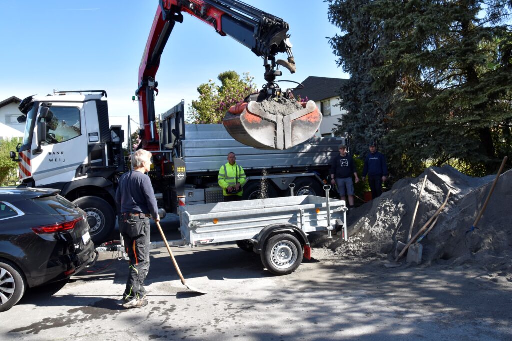 Sandkastenaktion: Mit Lkw und Schaufeln wurde der von den Familien vorbestellte Sand aufgeladen.