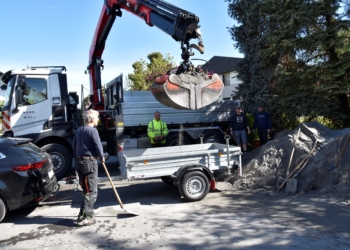 Sandkastenaktion: Mit Lkw und Schaufeln wurde der von den Familien vorbestellte Sand aufgeladen.
