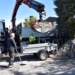 Sandkastenaktion: Mit Lkw und Schaufeln wurde der von den Familien vorbestellte Sand aufgeladen.