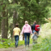 Familie wandert im Wald