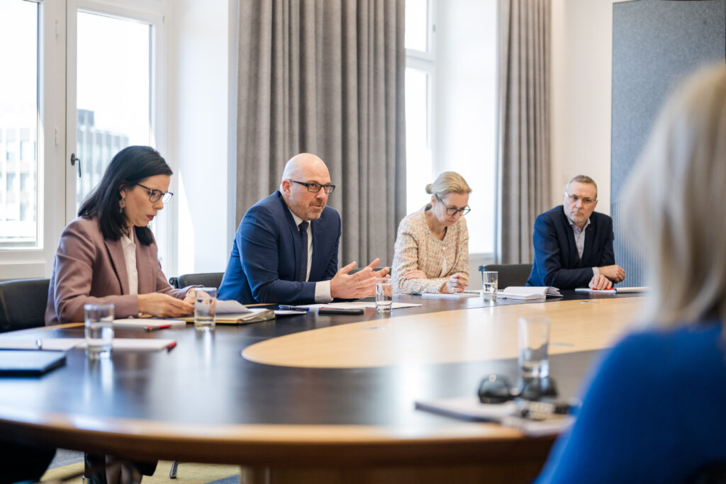 Regierungsrätin Dominique Hasler, Regierungschef Daniel Risch, Regierungschef-Stellvertreterin Sabine Monauni und Fabian Frick, Vizepräsident der Liechtensteinischen Industrie- und Handelskammer.