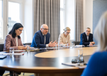 Regierungsrätin Dominique Hasler, Regierungschef Daniel Risch, Regierungschef-Stellvertreterin Sabine Monauni und Fabian Frick, Vizepräsident der Liechtensteinischen Industrie- und Handelskammer.