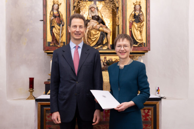 S.D. Erbprinz Alois von und zu Liechtenstein vereidigt Brigitte Haas zur ersten Regierungschefin des Fürstentums Liechtenstein auf Schloss Vaduz.S.D. Erbprinz Alois von und zu Liechtenstein vereidigt Brigitte Haas zur ersten Regierungschefin des Fürstentums Liechtenstein auf Schloss Vaduz.