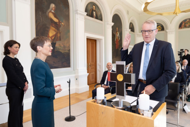 Vereidigung. Regierungsrat Daniel Oehry bei der Vereidigung.