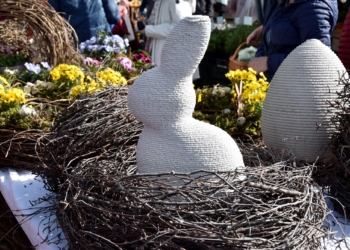 Österliche Dekoration und Frühlingsblumen prägen das stimmungsvolle Marktbild beim Osterfest (© Marktgemeinde Rankweil)