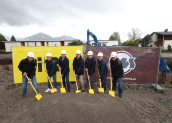 Spatenstich für die Wohnanlage Weidenweg in Dornbirn mit Manuel Hofer (Bauleiter i+R), Julian Mandlburger (Leitung Projektentwicklung i+R), Karlheinz Bayer (Geschäftsführer i+R), Thomas Schöpf (Geschäftsführer Wohnbauselbsthilfe), Mitar Simikic (Bauleiter Wohnbauselbsthilfe), Architekt Josef Nachbaur-Sturm und Stadtrat Christoph Waibel.