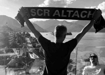 30 Minuten vor dem Beginn des “Abstiegskrimis” - wir bereiten mal ganz Stresa darauf vor,
dass Altach “unabsteigbar” ist und dass heute Party statt Beerdigung angesagt ist. Foto: Gerd Ender