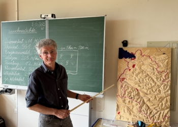 Martin Schwarz vor einem selbstgebauten Reliefmodell aus Holz. Fotos: Bandi Koeck