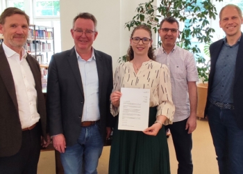 (von links): Rektor Jörg-Maria Ortwein, Musikschuldirektor Nikolaus Netzer, Stadträtin Nathalie Koch, Vize-Rektor Florian Kresser und Bibliothekar Gerhard Fend bei der Übergabe.  (Foto: Musikschule Feldkirch)