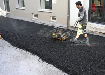 Asphaltierungsarbeiten in der Altstadt Feldkirch. Foto: Stadt