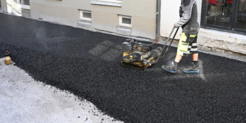 Asphaltierungsarbeiten in der Altstadt Feldkirch. Foto: Stadt