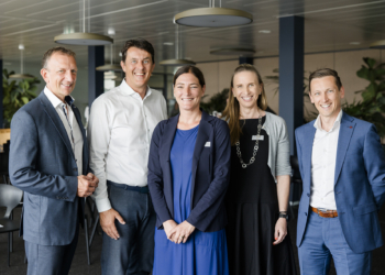 Im Rahmen des Business Dialoges v.l.:  AMS-Landesgeschäftsführer Bernhard Bereuter mit Key-Note Speaker Oskar Kern, Birgit Oberweger und Lisa Giselbrecht (Human Resources EHG Stahl und Metall) sowie Arno Rüf, Geschäftsführer EHG Stahl und Metall. Fotos: Nina Bröll