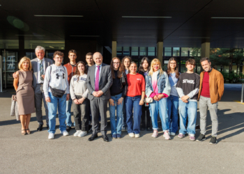 Die italienischen Schüler mit Botschafter Khymynets. Foto: Schule