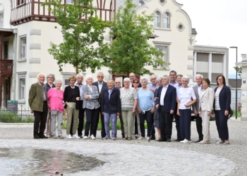 Die Jubelpaare mit Bgm. Katharina Wöß-Krall und den Gemeinderäten Cornelia Engler, Andreas Prenn und Helmut Jenny im Park der Häusle-Villa. © Marktgemeinde Rankweil/Kevin Zimmermann