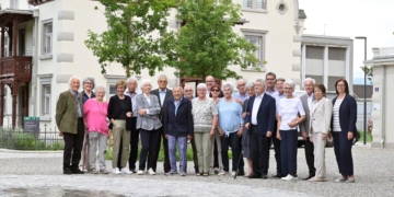 Die Jubelpaare mit Bgm. Katharina Wöß-Krall und den Gemeinderäten Cornelia Engler, Andreas Prenn und Helmut Jenny im Park der Häusle-Villa. © Marktgemeinde Rankweil/Kevin Zimmermann