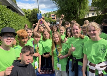 Jubelnde Schüler. Foto: Schule