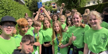 Jubelnde Schüler. Foto: Schule