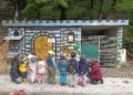 Die Kinder des Kindergarten Fidelis besichtigen das Kunstwerk. (Foto: Stadt Feldkirch)