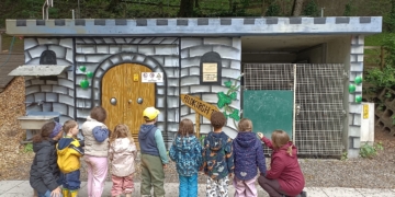 Die Kinder des Kindergarten Fidelis besichtigen das Kunstwerk. (Foto: Stadt Feldkirch)