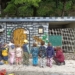 Die Kinder des Kindergarten Fidelis besichtigen das Kunstwerk. (Foto: Stadt Feldkirch)