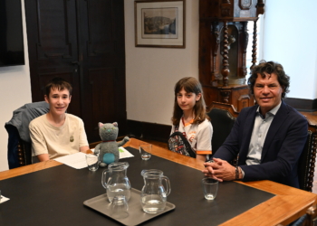 Jung-Bürgermeisterin Eslem und Jung-Vize Dominik tauschten sich mit Bürgermeister Manfred Rädler aus. (Foto: Stadt Feldkirch)