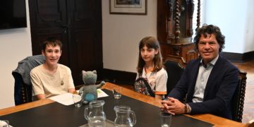 Jung-Bürgermeisterin Eslem und Jung-Vize Dominik tauschten sich mit Bürgermeister Manfred Rädler aus. (Foto: Stadt Feldkirch)