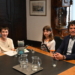 Jung-Bürgermeisterin Eslem und Jung-Vize Dominik tauschten sich mit Bürgermeister Manfred Rädler aus. (Foto: Stadt Feldkirch)