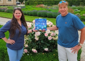 Thomas Bareder und Alexandra Lugert von der Österreichischen Spiele-Akademie mit dem prämierten Ravensburger Spiel „Gloomies“. Foto: Ravensburger