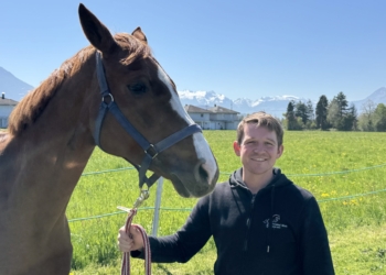 Alexander Bösch mit eines seiner Turnierpferde. Foto: Bandi Koeck