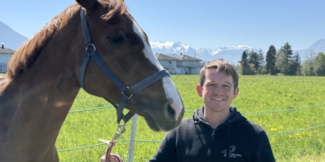 Alexander Bösch mit eines seiner Turnierpferde. Foto: Bandi Koeck