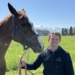 Alexander Bösch mit eines seiner Turnierpferde. Foto: Bandi Koeck