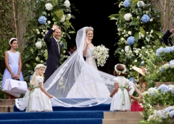 S.D. Erbprinz Alois führte seine einzige Tochter Prinzessin Marie Caroline in der Kirche St. Florin vor den Altar. Foto: Belinda Koeck