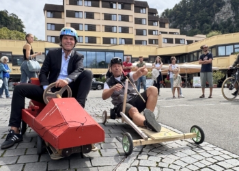 Feldkirchs Bürgermeister Manfred Rädler nahm am ersten Seifenkistenrennen teil. Foto: Bandi R. Koeck
