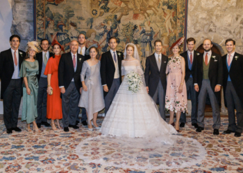 Die Familien Maduro Vollmer und von und zu Liechtenstein mit dem Brautpaar auf Schloss Vaduz. Quelle: Fürstenhaus/Iconolcash Photography