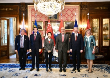 Kurt Jäger, EFTA Secretary-General, Frank Büchel, Ambassador of Liechtenstein to WTO and EFTA, Grace Fu Hai Yien, Minister-in-charge of Trade Relations of Singapore, Guy Parmelin, Vice President, Federal Councillor of Switzerland, Einar Gunnarsson, Ambassador of Iceland, Permanent Representative to EFTA, the WTO and other International Organisations in Geneva, and Kjersti Rødsmoen, Ambassador of Norway to Switzerland in Bern. Bild: EFTA