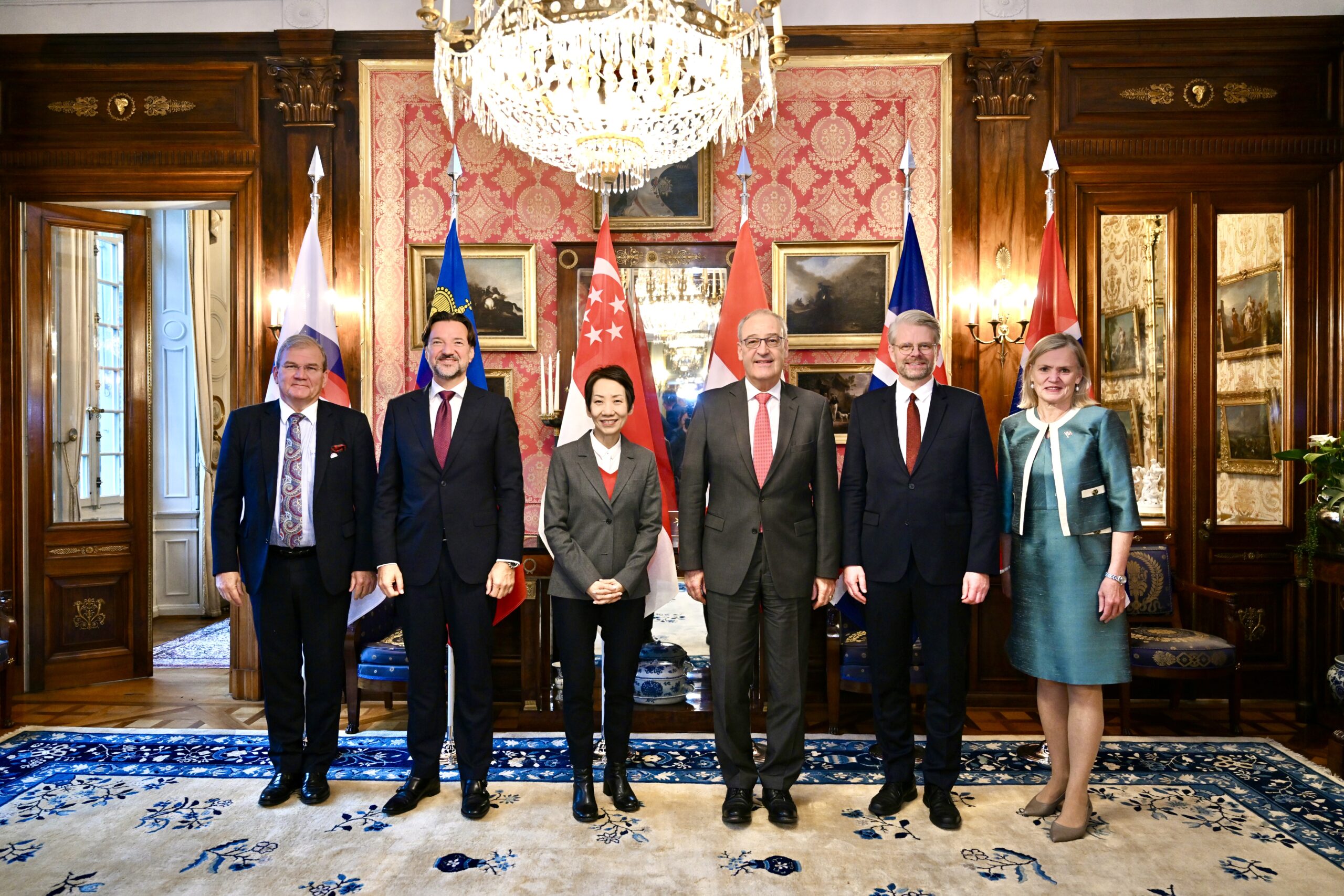 Kurt Jäger, EFTA Secretary-General, Frank Büchel, Ambassador of Liechtenstein to WTO and EFTA, Grace Fu Hai Yien, Minister-in-charge of Trade Relations of Singapore, Guy Parmelin, Vice President, Federal Councillor of Switzerland, Einar Gunnarsson, Ambassador of Iceland, Permanent Representative to EFTA, the WTO and other International Organisations in Geneva, and Kjersti Rødsmoen, Ambassador of Norway to Switzerland in Bern. Bild: EFTA