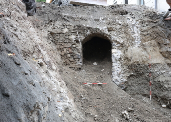 Der bislang unbekannte Bogen befindet sich vor dem vor dem Pädagogischen Förderzentrum. Links und rechts des Bogens verlaufen alte Mauern, die wahrscheinlich ihren Ursprung im Mittelalter haben. Foto: TALPA