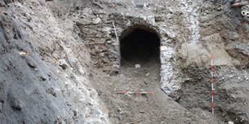 Der bislang unbekannte Bogen befindet sich vor dem vor dem Pädagogischen Förderzentrum. Links und rechts des Bogens verlaufen alte Mauern, die wahrscheinlich ihren Ursprung im Mittelalter haben. Foto: TALPA