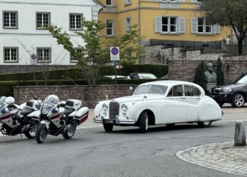 Die Polizeieskorte und der Oldtimer des Brautpaares am Peter-Kaiser-Platz in Vaduz. Foto: Bandi Koeck