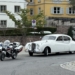 Die Polizeieskorte und der Oldtimer des Brautpaares am Peter-Kaiser-Platz in Vaduz. Foto: Bandi Koeck