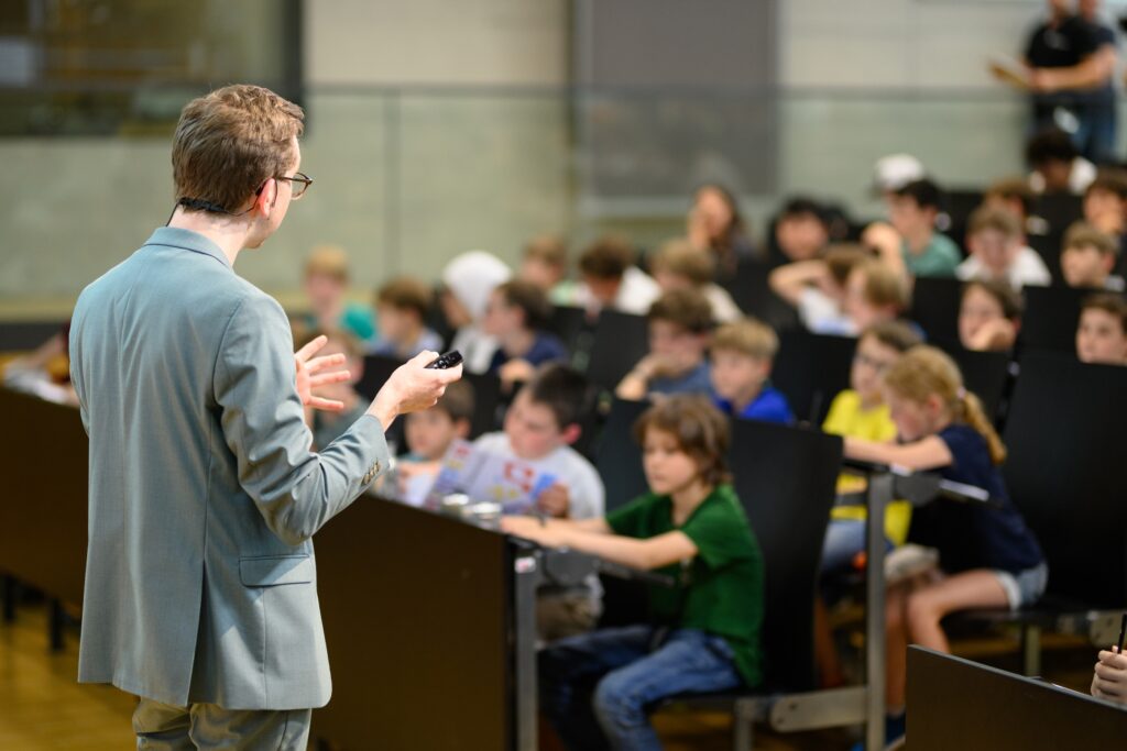 Kinderuni@FHV-Rhomberg.jpg Die Kinderuni Vorarlberg bietet Kindern von acht bis zwölf Jahren ein spannendes Programm. @FHV/Rhomberg