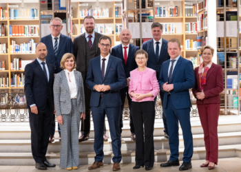 Die Liechtensteinische Regierung und die Regierung Vorarlbergs beim Arbeitsgespräch in Bregenz. (Quelle: VLK Serra)