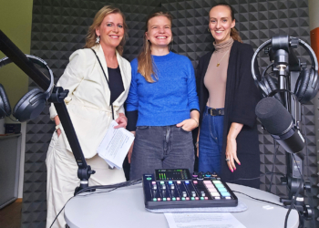 Christine Flatz-Posch und Tanja Schwärzler haben die Psychologin Theresa Sommer (Mitte) vors Mikro geholt. Foto: Vorarlberger Kinderdorf