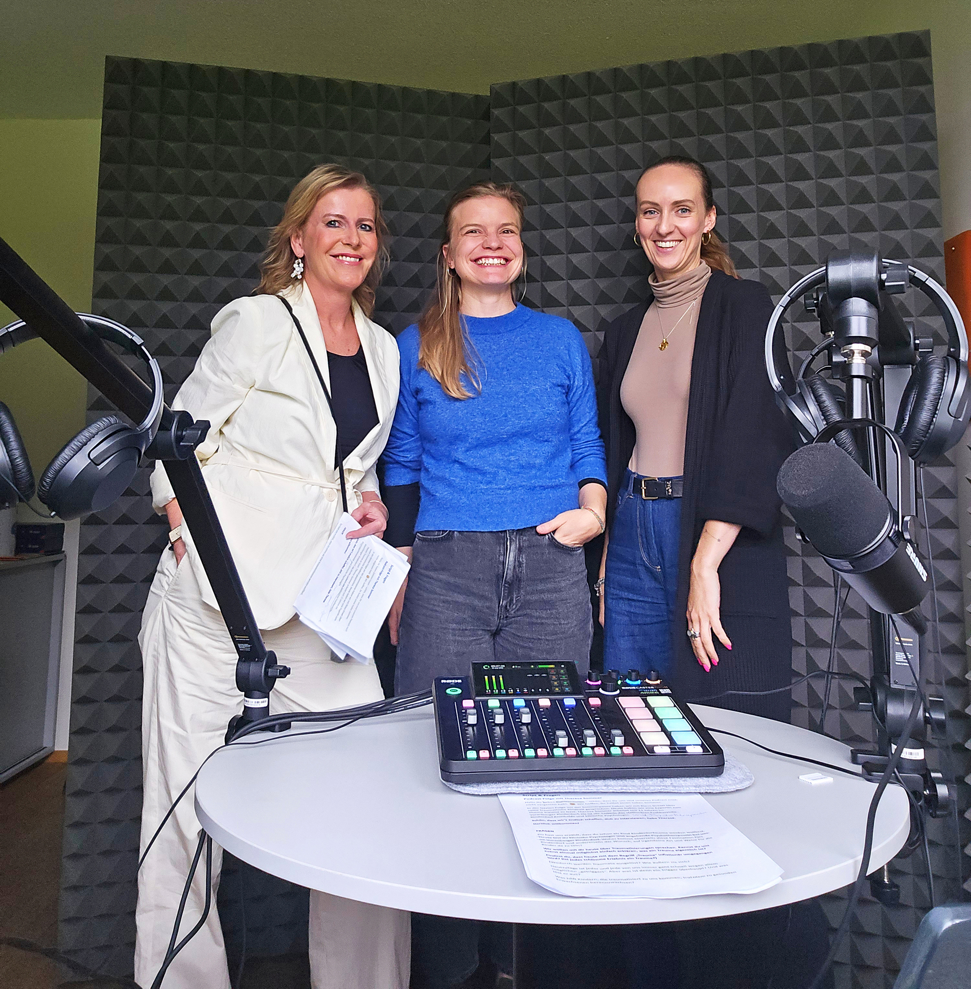 Christine Flatz-Posch und Tanja Schwärzler haben die Psychologin Theresa Sommer (Mitte) vors Mikro geholt. Foto: Vorarlberger Kinderdorf