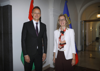 Der ungarische Minister für Auswärtiges und Aussenhandel Péter Szijjártó und Regierungschefin-Stellvertreterin Sabine Monauni bei der Begrüssung im Regierungsgebäude. (Quelle: IKR/Roland Korner)