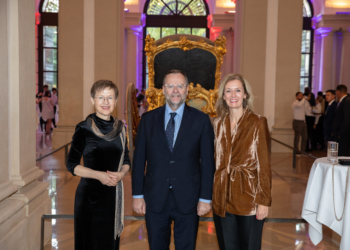 Regierungschefin Brigitte Haas, Josef Schellhorn, Staatssekretär im Bundesministerium für europäische und internationale Angelegenheiten der Republik Österreich, Regierungschefin-Stellvertreterin Sabine Monauni beim Liechtenstein Empfang. (Quelle: Michele Agostinis)